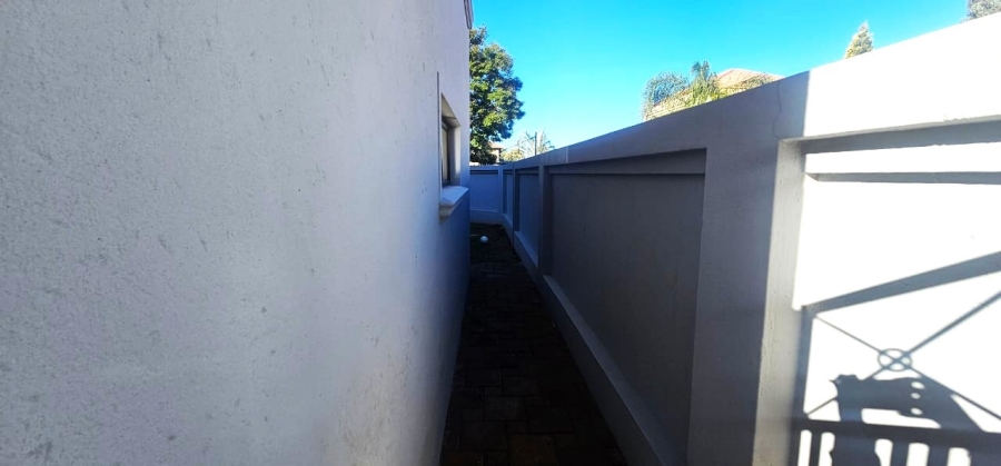 To Let 4 Bedroom Property for Rent in Safari Gardens North West